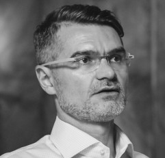 DAWID SUKACZ – PRZEWODNICZĄCY RADY NADZORCZEJ